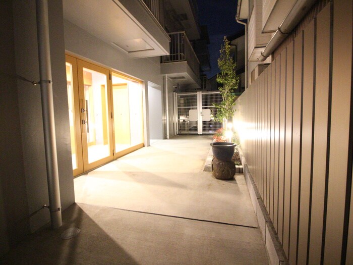 物件外観写真6　(エントランス部分)