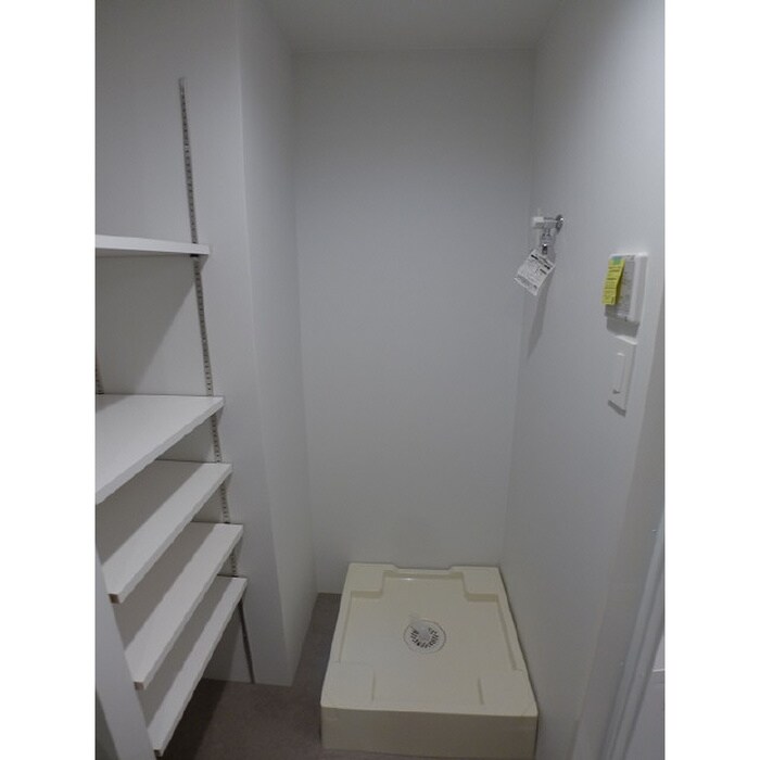 物件内観写真14　(洗濯機置場)