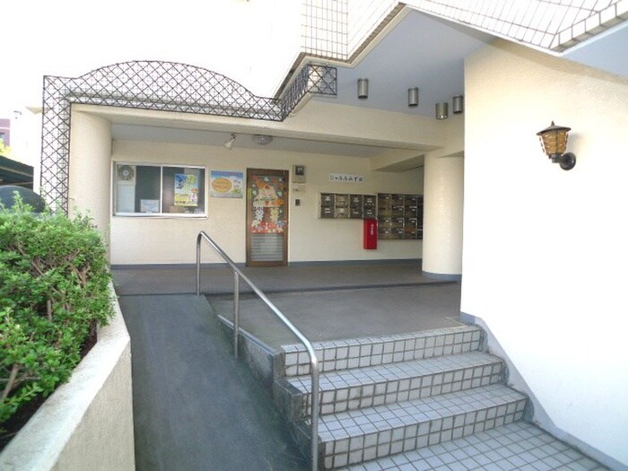 物件外観写真2　(エントランス部分)