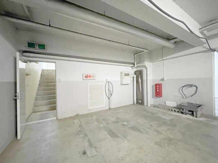 物件外観写真5　(バイク置き場)