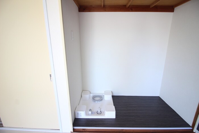 物件内観写真11　(洗濯機置場)