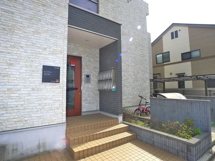 物件外観写真2　(エントランス部分)