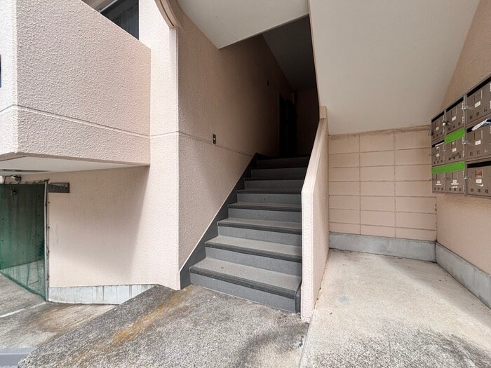 物件外観写真3　(エントランス部分)