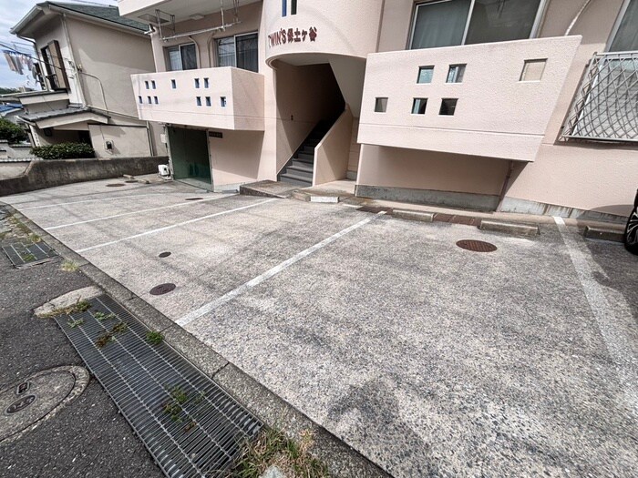 物件外観写真4　(駐車場)