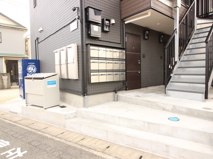 物件外観写真4　(エントランス部分)