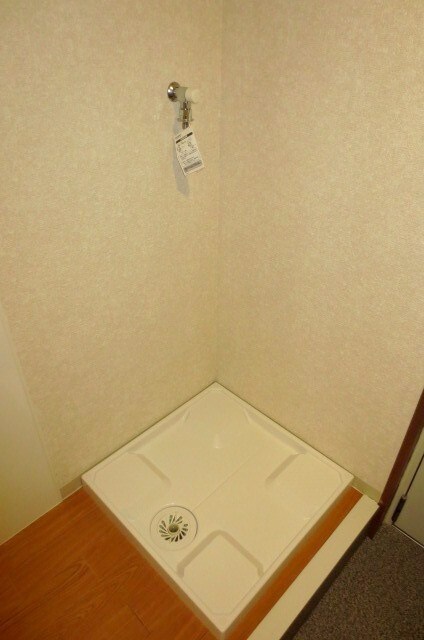 物件内観写真8　(洗濯機置場)