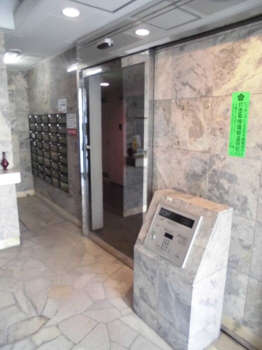 物件外観写真2　(エントランス部分)