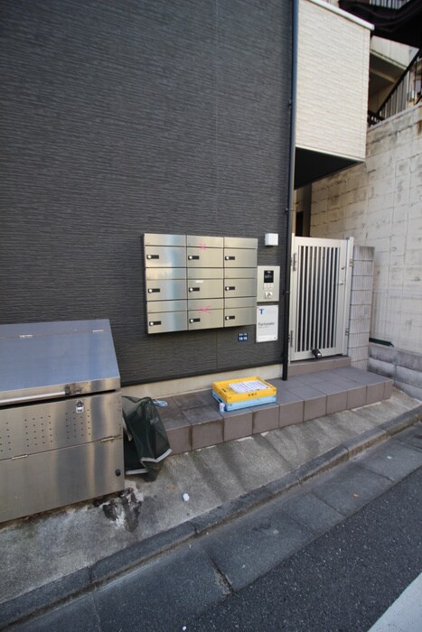 物件外観写真3　(エントランス部分)