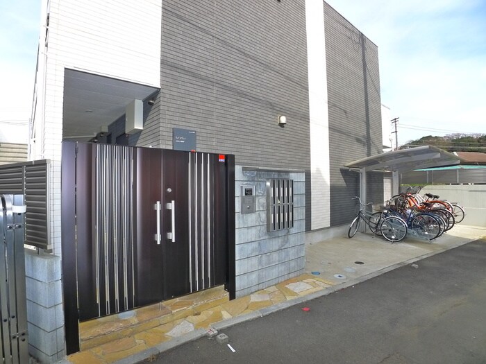 物件外観写真5　(エントランス部分)