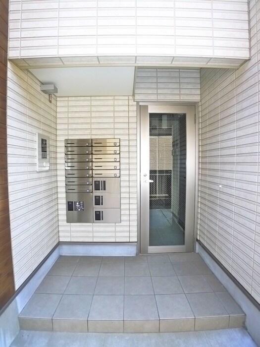 物件外観写真4　(エントランス部分)