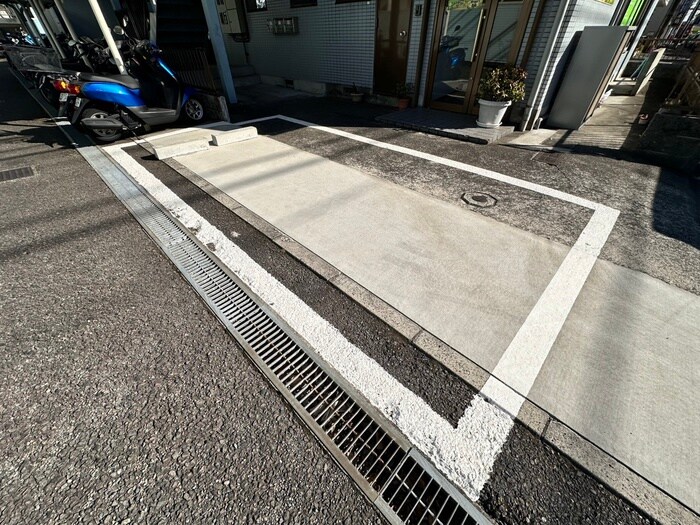 物件外観写真4　(駐車場)