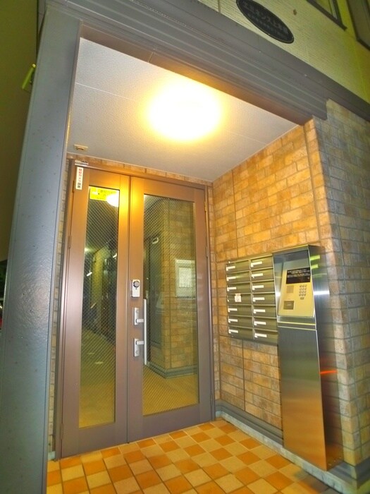 物件外観写真2　(エントランス部分)