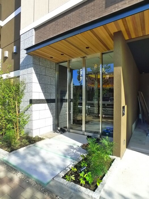 物件外観写真3　(エントランス部分)