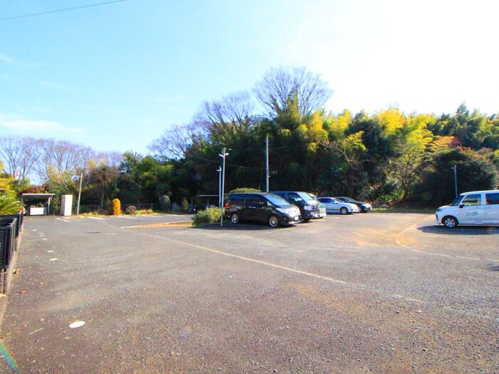 物件外観写真2　(駐車場)