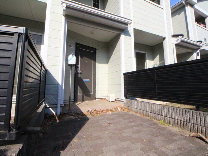 物件外観写真3　(エントランス部分)