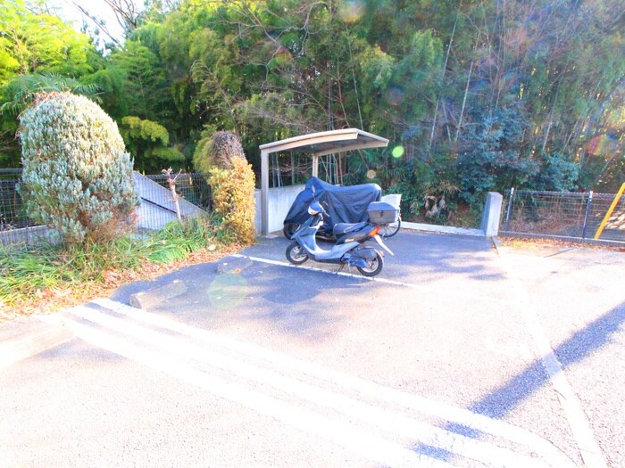 物件外観写真4　(駐輪場)