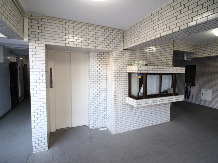 物件外観写真4　(エントランス部分)