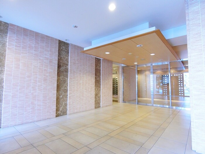 物件外観写真2　(エントランス部分)