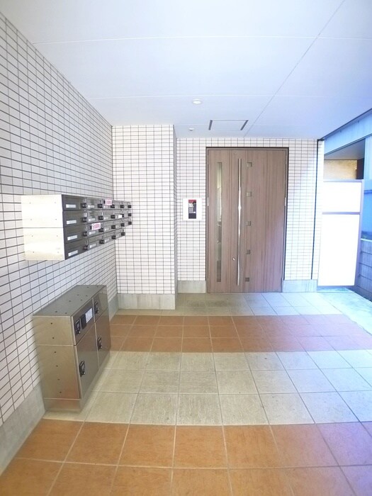 物件外観写真4　(エントランス部分)