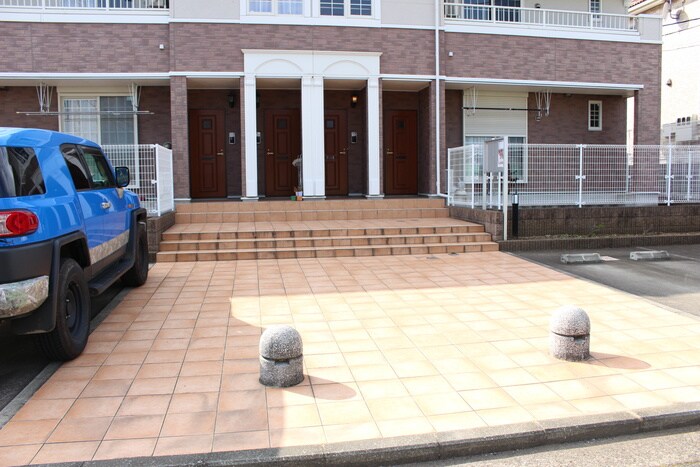 物件外観写真3　(エントランス部分)