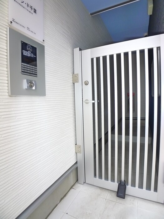 物件外観写真5　(エントランス部分)