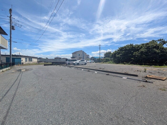物件外観写真6　(駐車場)