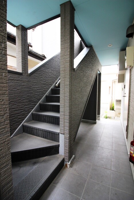 物件外観写真5　(エントランス部分)