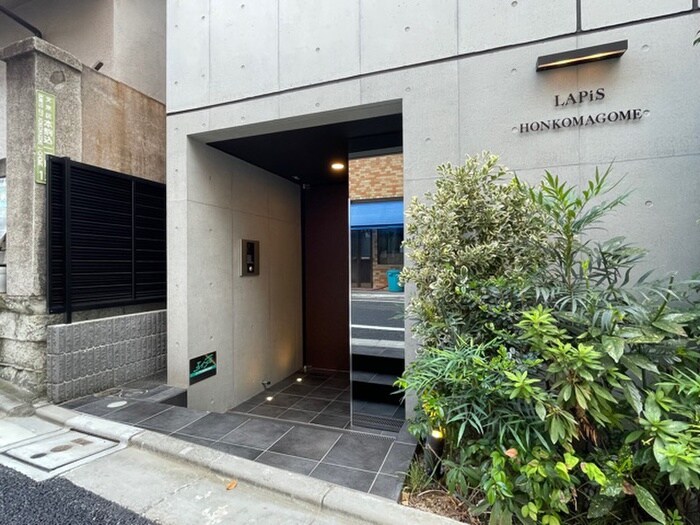 物件外観写真3　(エントランス部分)