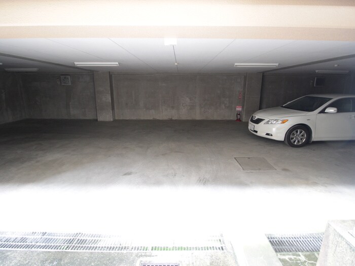 物件外観写真3　(駐車場)