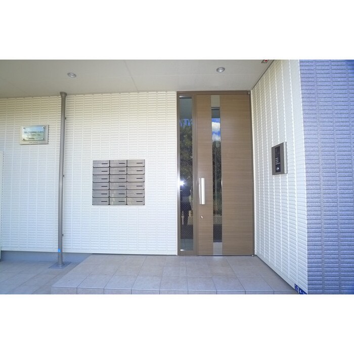 物件外観写真2　(エントランス部分)