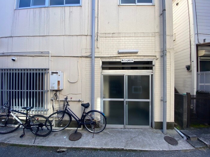 物件外観写真6　(エントランス部分)