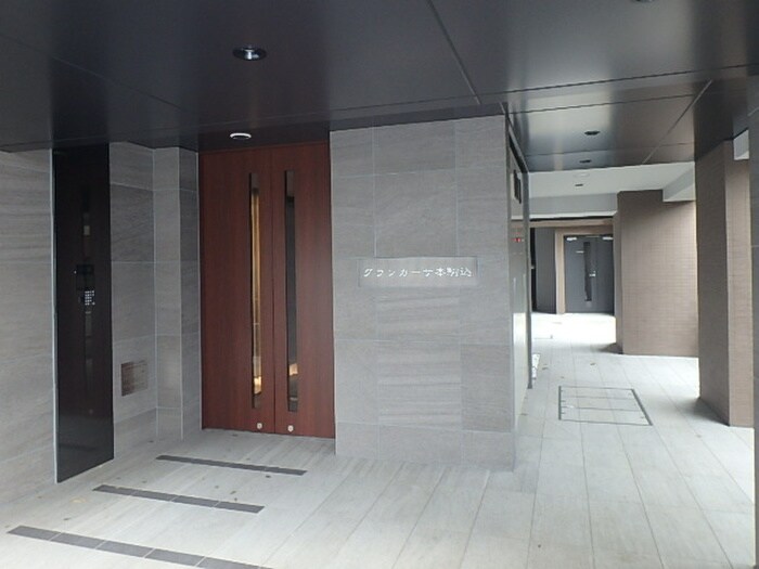 物件外観写真2　(エントランス部分)