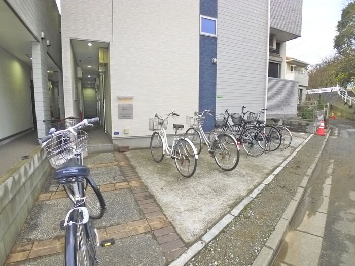 物件外観写真4　(駐輪場)
