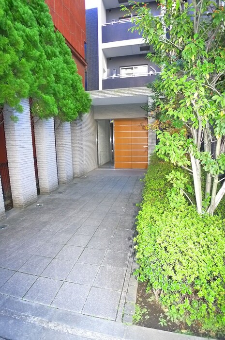 物件外観写真2　(エントランス部分)