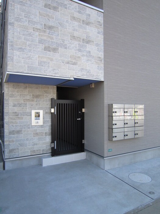 物件外観写真3　(エントランス部分)