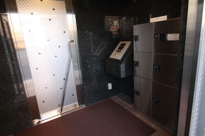 物件外観写真4　(エントランス部分)