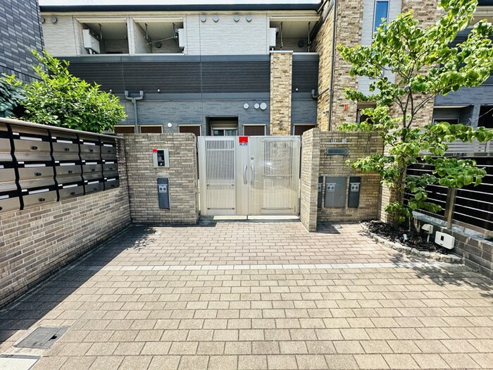 物件外観写真2　(エントランス部分)