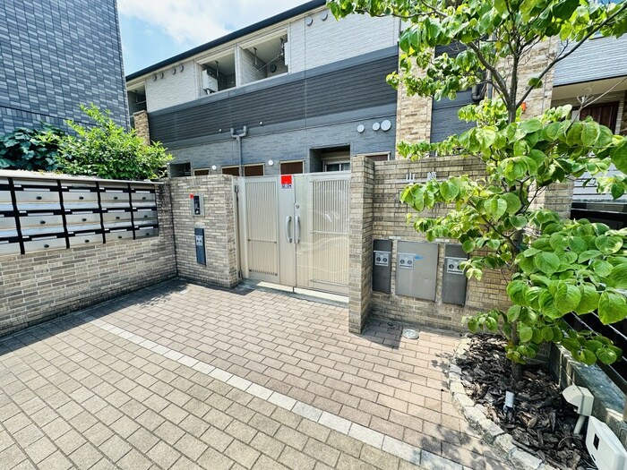 物件外観写真6　(エントランス部分)