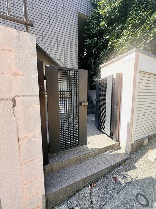 物件外観写真2　(エントランス部分)