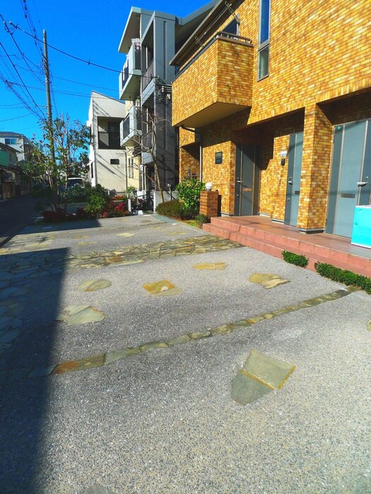 物件外観写真4　(駐車場)