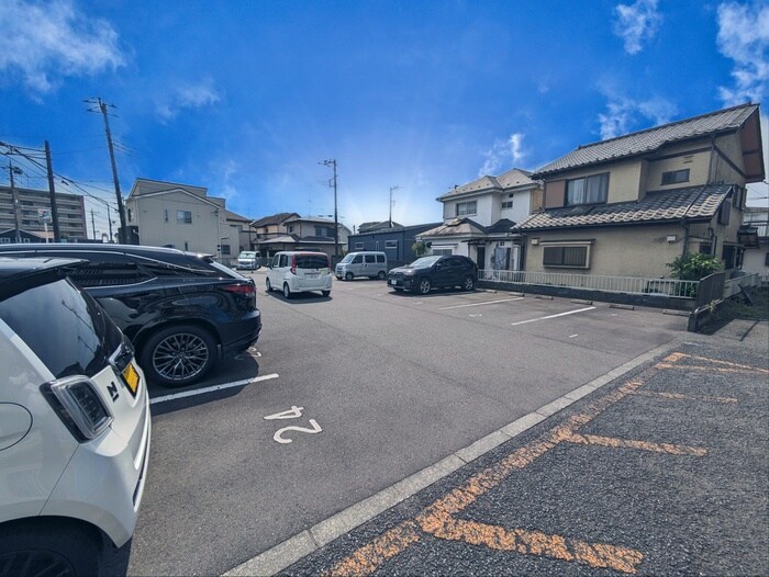 物件外観写真5　(駐車場)