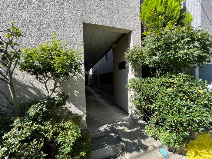 物件外観写真3　(エントランス部分)