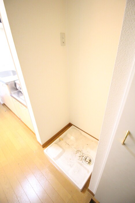 物件内観写真14　(洗濯機置場)