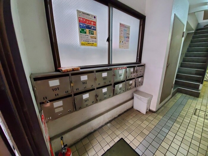 物件外観写真4　(エントランス部分)