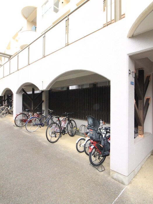 物件外観写真4　(駐輪場)