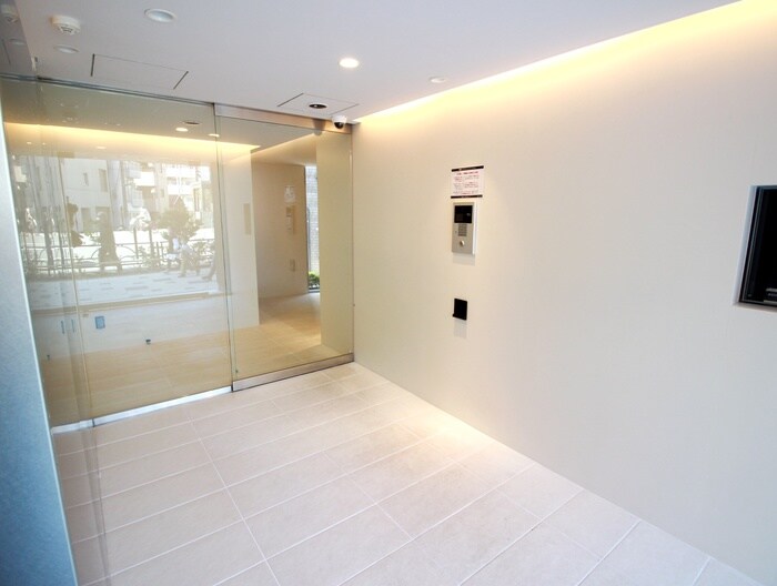 物件外観写真3　(エントランス部分)