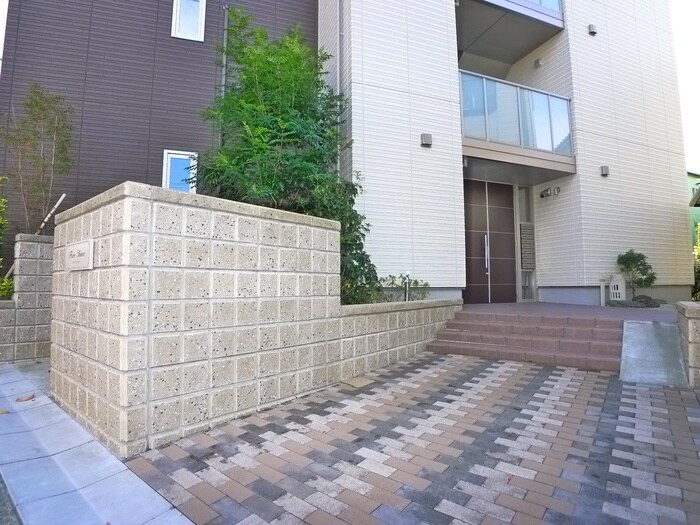 物件外観写真2　(エントランス部分)