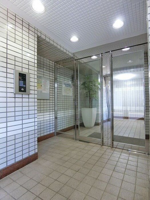 物件外観写真2　(エントランス部分)