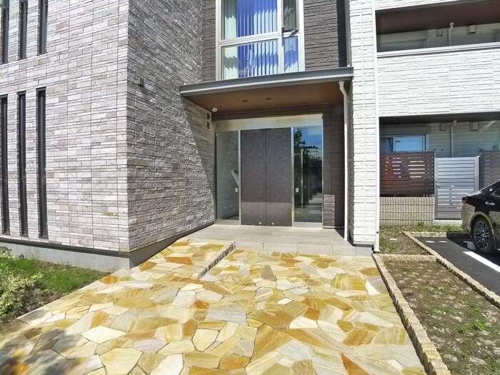 物件外観写真3　(エントランス部分)