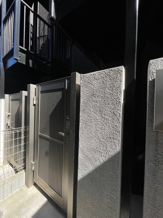 物件外観写真4　(エントランス部分)